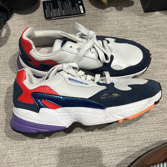 Womens adidas sneakers - Picture 2 of 4